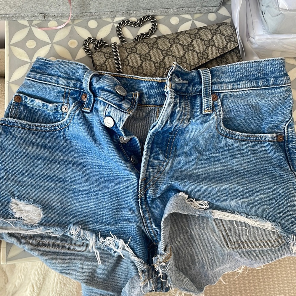Great condition Levi’s high rise jean shorts